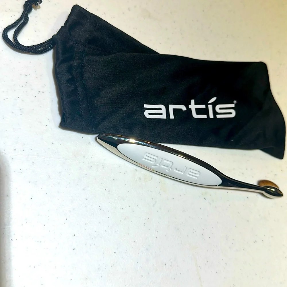 Artis Elite Oval 3 makeup brush